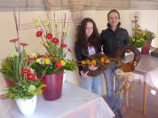 Účastnice květnových workshopů ve vazbách květin