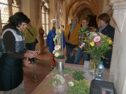 Účastnice květnových workshopů ve vazbách květin s lektorkou