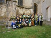 Společné foto účastnic květnových workshopů ve vazbách květin