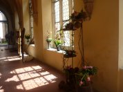 Výstava květinových vazeb v Křížové chodbě